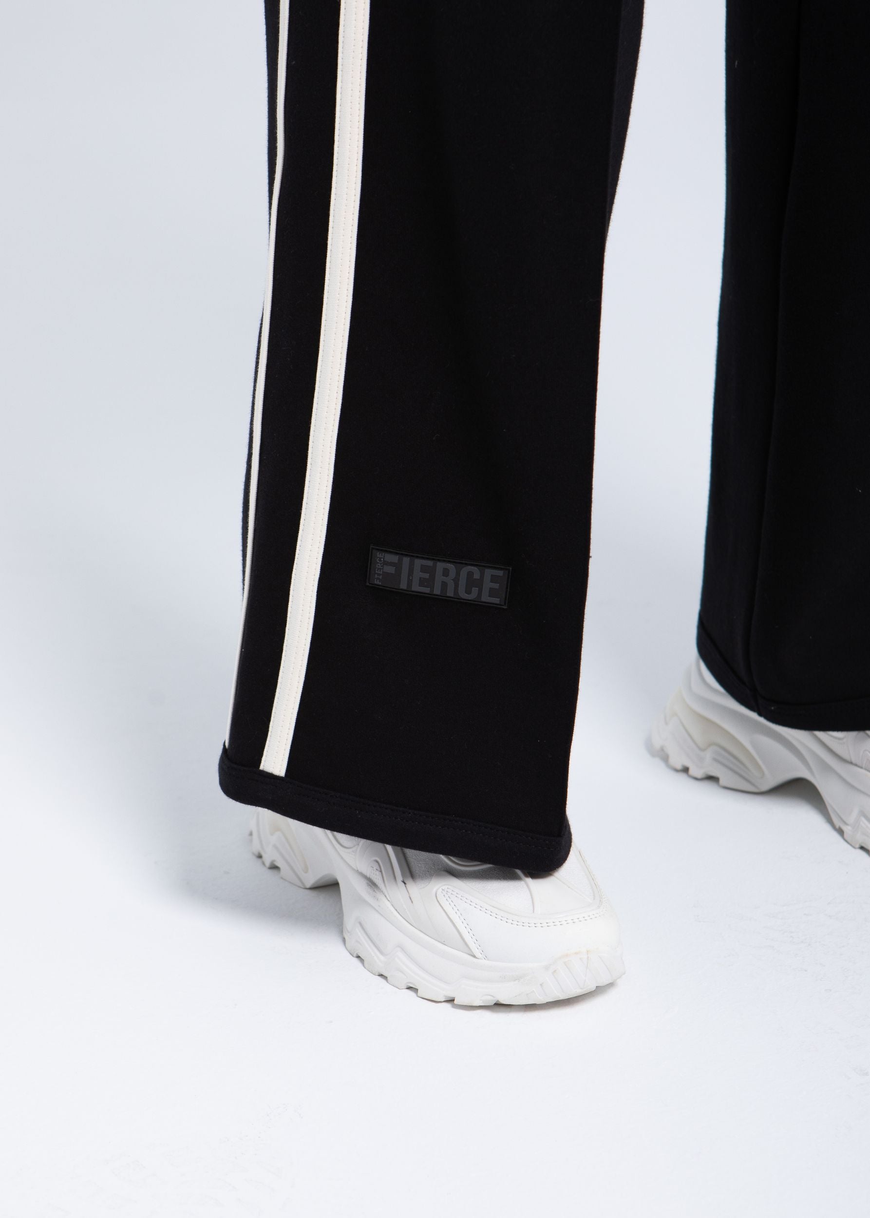 Elite Structured Straight Pant jet black logo detail at hem