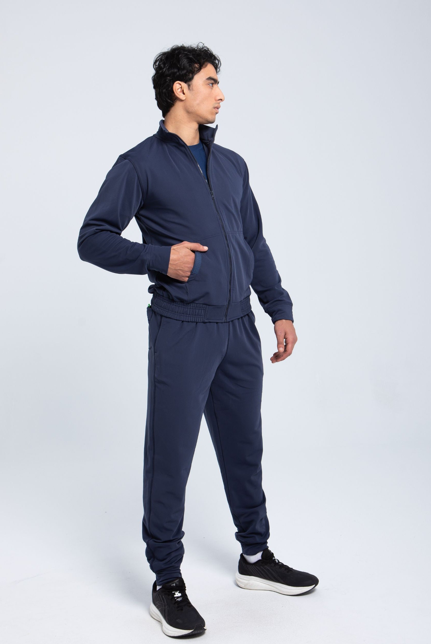 Men’s lightweight performance pant side view with pockets