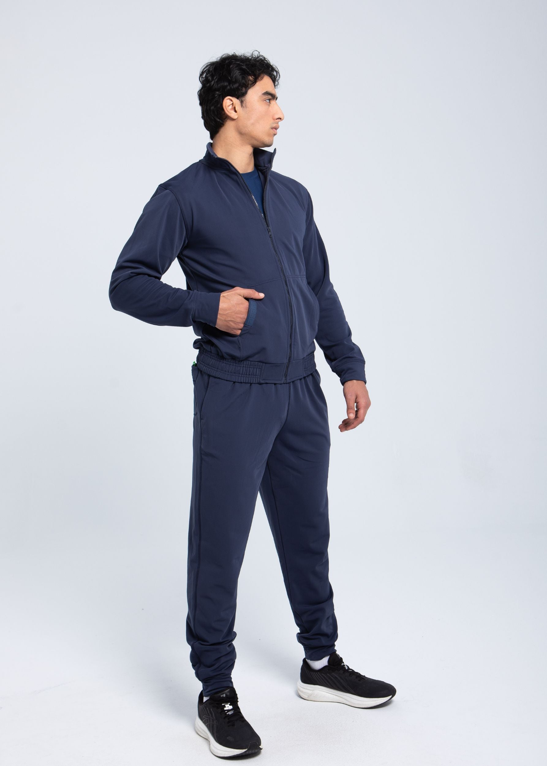 Men’s lightweight performance pant side view with pockets